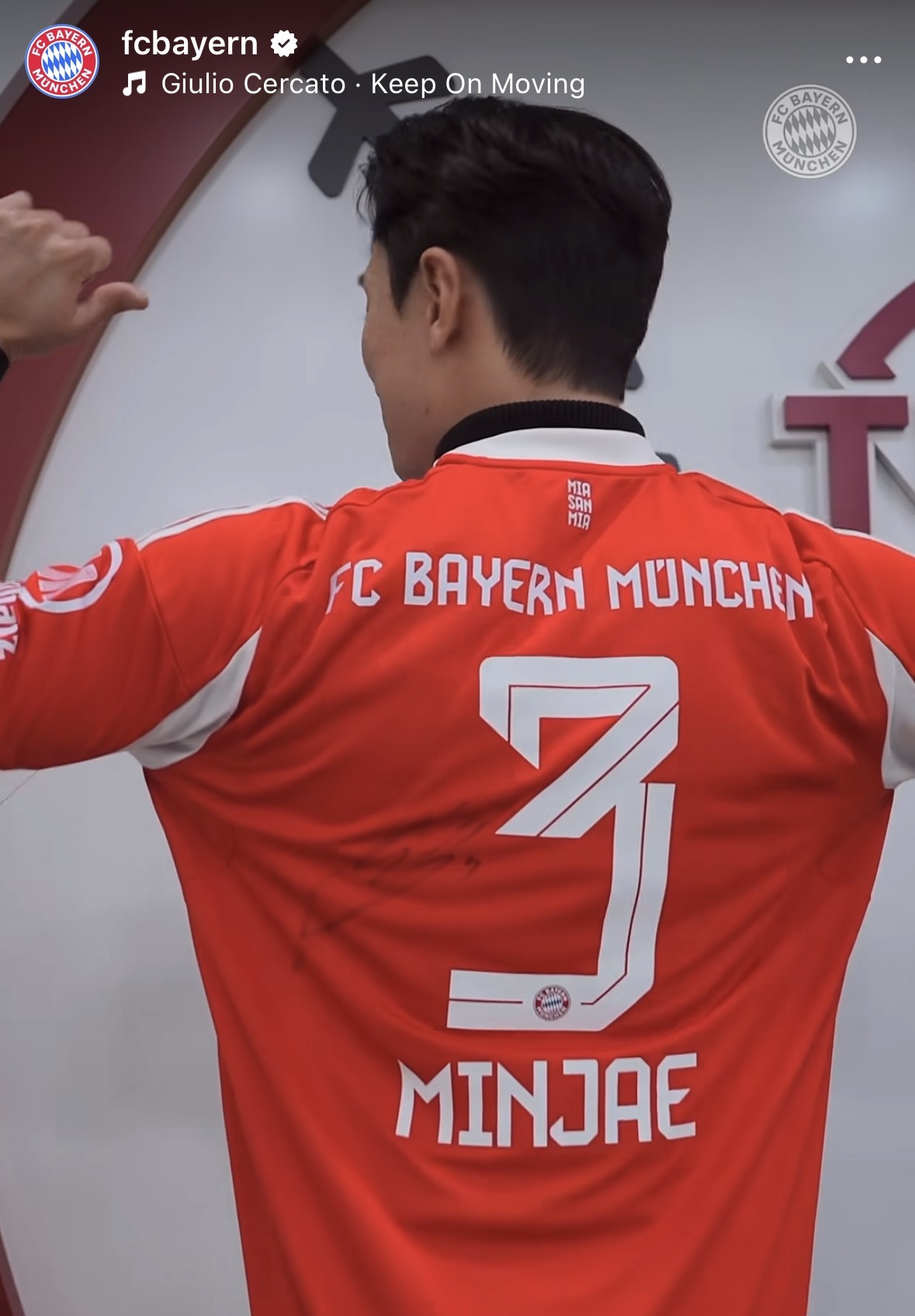 LG <b>신민재</b>와 <b>뮌헨 김민재</b>, 유니폼 교환 이벤트…"민재 화이팅!"