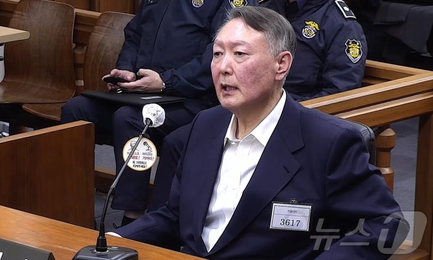 윤석열 전 대통령이 19일 오후 서울 서초구 서울중앙지방법원에서 열린 한덕수 전 국무총리의 내란 중요임무 종사 등 혐의 공판에 증인으로 출석하고 있다.(서울중앙지법 제공.재판매 및 DB 금지) 2025.11.19