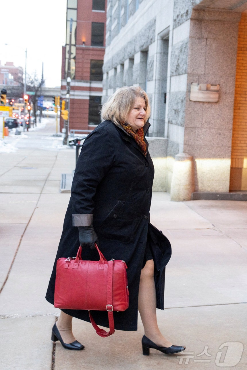 15일(현지시간) 불법 체류자의 도주를 도운 혐의를 받는 위스콘신주 밀워키 카운티 순회법원의 해나 듀건 판사가 자신의 첫 재판이 열리는 밀워키 법원에 들어가고 있다.2025.12.15 ⓒ 로이터=뉴스1 ⓒ News