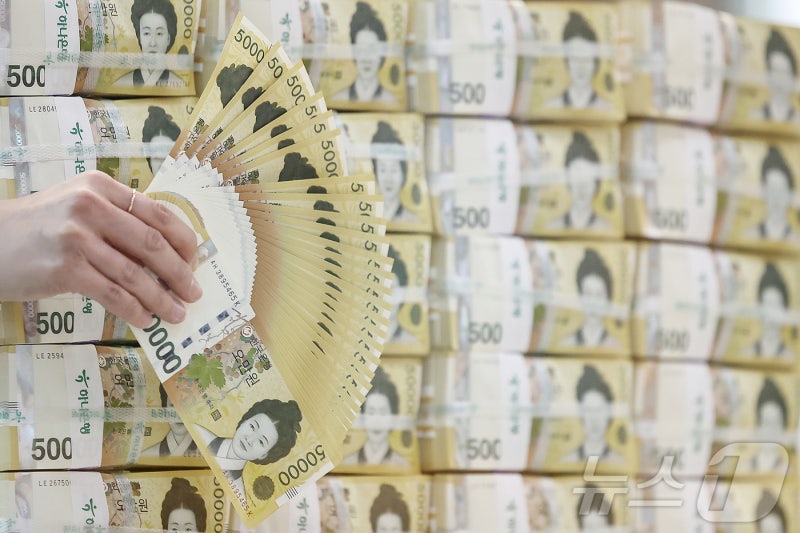 10월 시중 유동성 41.1조↑…전년比 8.7% <b>증가</b>해 3년 4개월만 최고