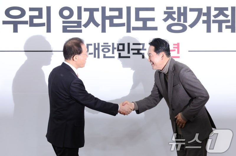 <b>장동혁</b>과 <b>이석연</b>의 <b>악수</b>