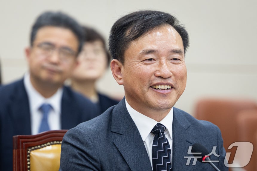 김종철 방송미디어통신위원회 위원장 후보자가 16일 서울 여의도 국회에서 열린 인사청문회에 출석해 미소 짓고 있다.2025.12.16/뉴스1 ⓒ News1 유승관 기자