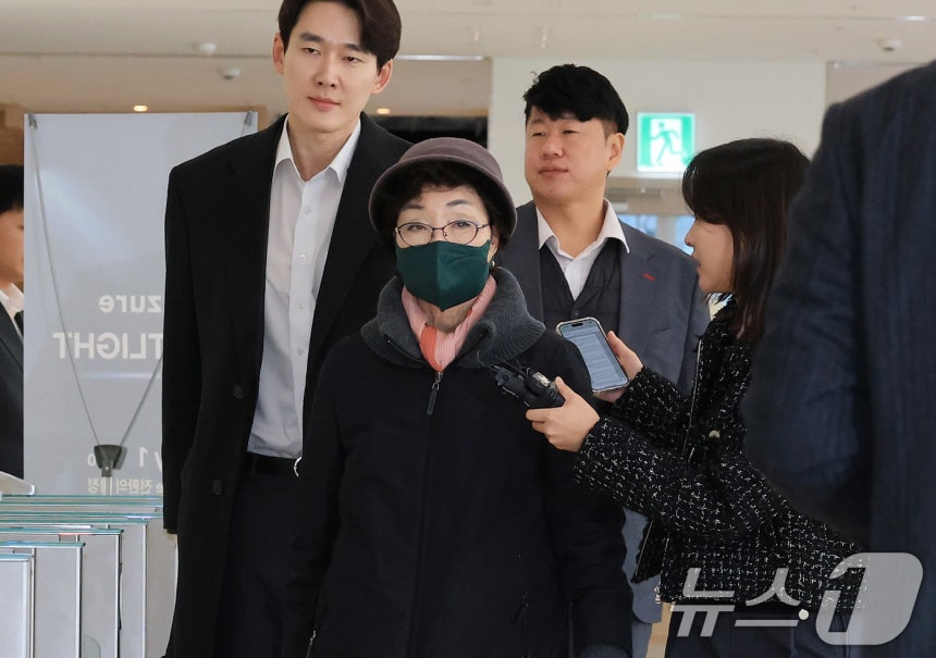 지난 달 11일 오전 서울 종로구 KT광화문빌딩 웨스트에 마련된 김건희특검 사무실에 피의자 신분으로 출석하고 있는 최은순 씨.2025.11.11/뉴스1 ⓒ News1 임세영 기자