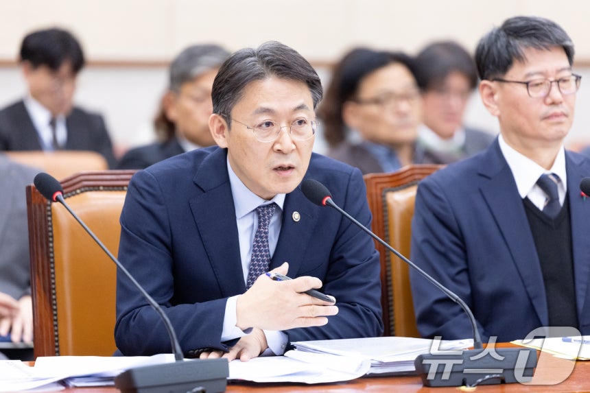 3일 서울 여의도 국회에서 열린 제429회국회(정기회) 법제사법위원회 제16차 전체회의에서 권대영 금융위원회 부위원장이 의원 질의에 답변하고 있다.2025.12.3/뉴스1 ⓒ News1 이승배 기자