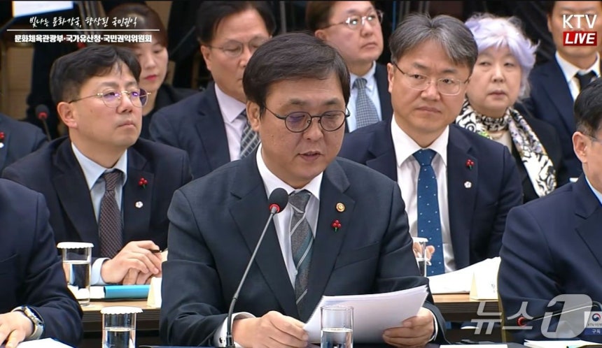 최휘영 문화체육관광부 장관이 2026년 업무보고에서 지난 6개월간의 성과를 밝히면서 2026년에 문화강국을 토대를 다지고 K-컬처 산업을 육성해 세계를 품을 수 있도록 10대 핵심과제를 16일 제시했다.(KTV 갈무