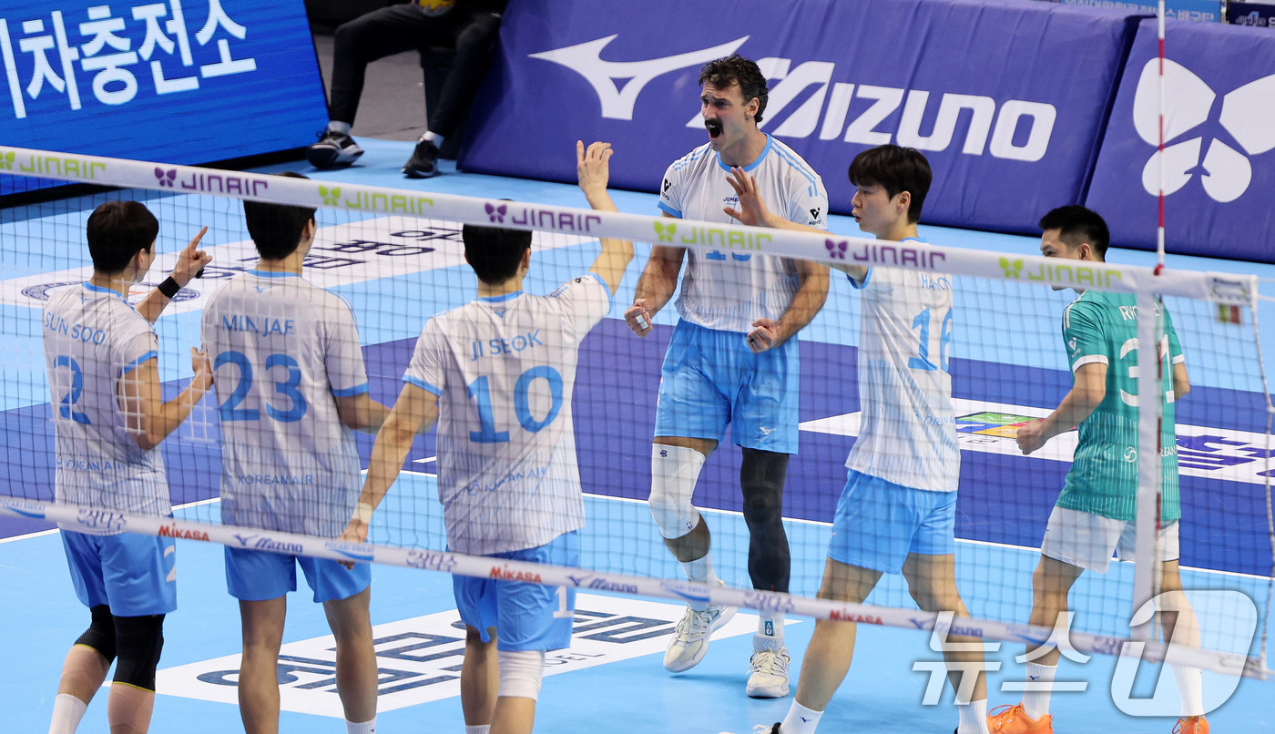 '연패는 없다' <b>대한항공</b>, 1-2위 맞대결서 현대캐피탈 3-0 <b>셧아웃</b>