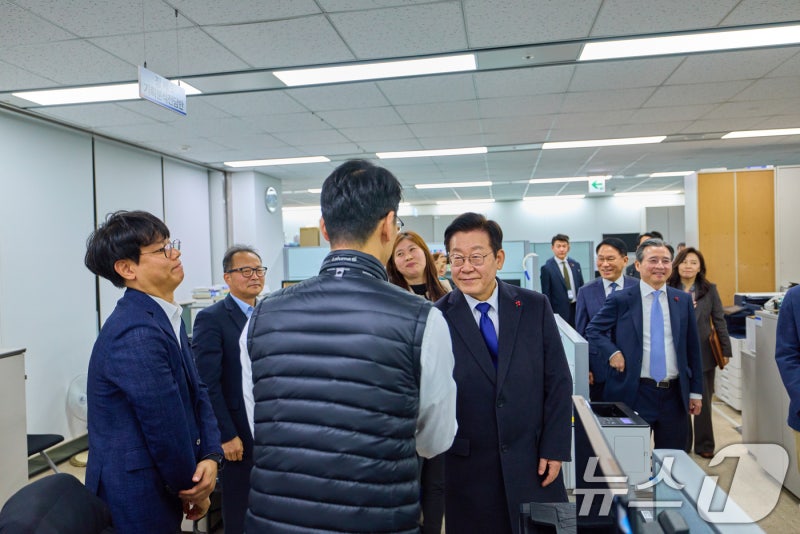 이재명 <b>대통령</b>, <b>국세청</b> 직원 <b>격려</b>
