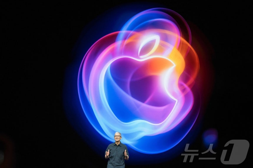 애플 인텔리전스 시리를 발표하는 팀 쿡 애플 CEOⓒ AFP=뉴스1