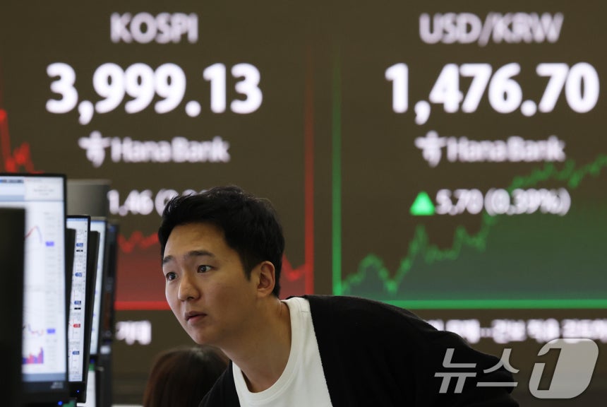 코스피가 외국인과 기관의 매도세로 10거래일 만에 4,000선이 무너진 16일 오후 서울 중구 하나은행 본점 딜링룸 전광판에 코스피 종가가 표시되고 있다.이날 코스피는 전 거래일 대비 91.46포인트(2.24%) 