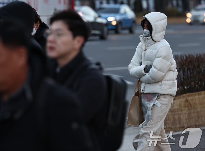서울 광화문네거리 일대에서 시민들이 추위 속 출근길 발걸음을 옮기고 있다.2025.12.4/뉴스1 ⓒ News1 구윤성 기자