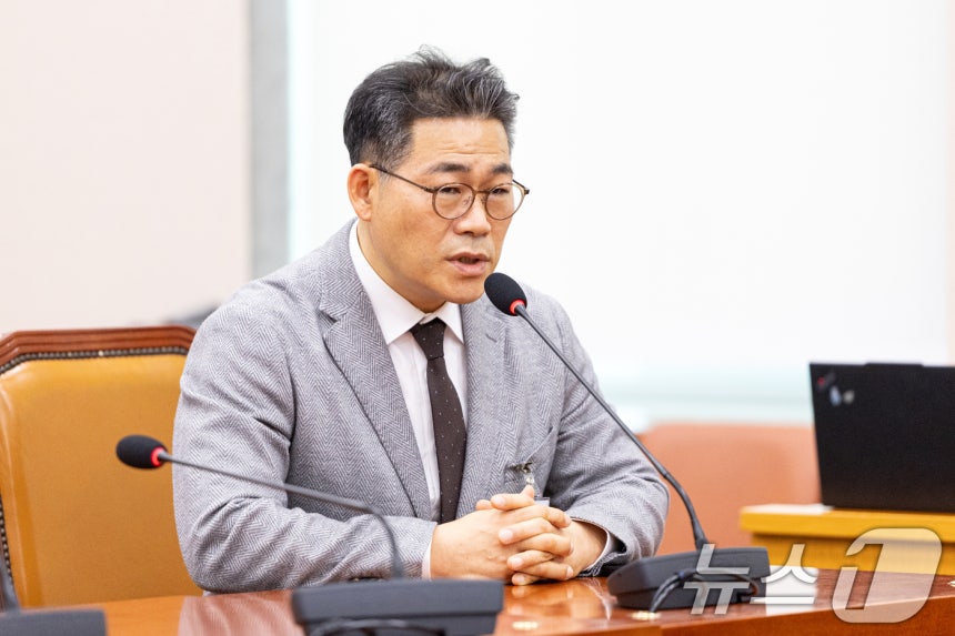 백해룡 경정이 서울 여의도 국회에서 열린 법제사법위원회 대검찰청 등에 대한 국정감사에 출석해 의원 질의에 답변하고 있다.2025.10.27/뉴스1 ⓒ News1 이승배 기자