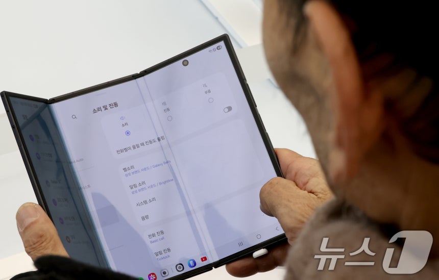 갤럭시 Z 트라이폴드가 출시된 12일 오전 서울 서초구 삼성 강남을 찾은 어르신이 제품을 살펴보고 있다.2025.12.12/뉴스1 ⓒ News1 장수영 기자
