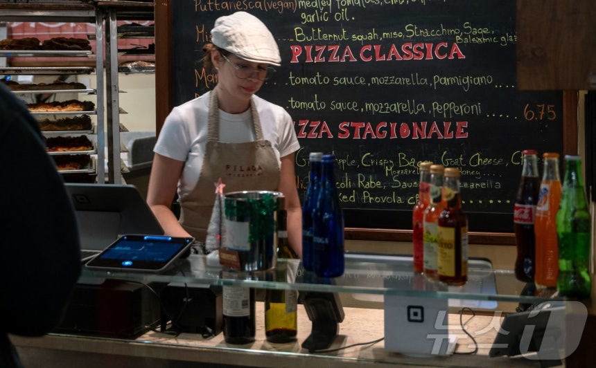 뉴욕 맨해튼의 한 레스토랑에서 직원이 일하고 있다.2025.12.16 ⓒ AFP=뉴스1