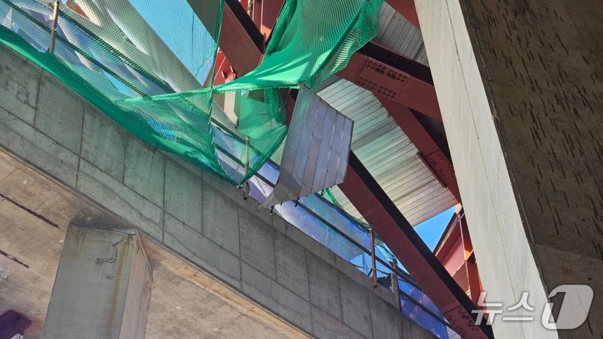 사고가 발생한 부산 중구 중앙동 공사현장 (경찰 제공.재판매 및 DB금지)