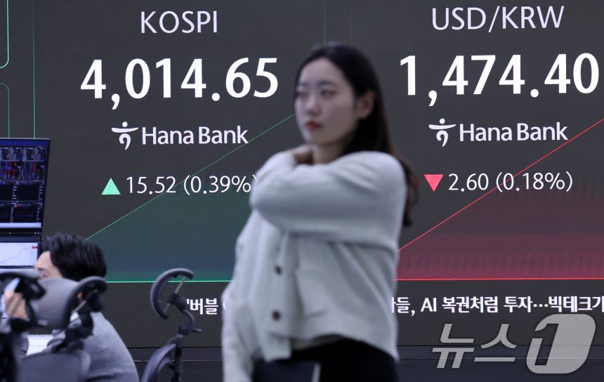 17일 오전 서울 중구 하나은행 딜링룸 전광판에 코스피와 원달러 환율 시황이 표시되고 있다.전날 2%대 하락을 보이며 4000선이 무너진 코스피는 이날 20.30p(0.51%) 오른 4019.43로 장을 시작했다.