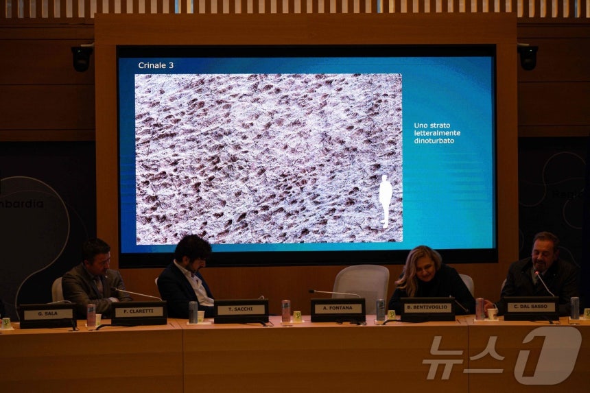 16일(현지시간) 2026 밀라노-코르티나담페초 동계올림픽 개최 예정지 인근인 스텔비오 국립공원에서 발견된 수천 개의 공룡 발자국 사진이 이탈리아 롬바르디아주 청사에서 열린 기자회견에서 공개됐다.2025.12.16