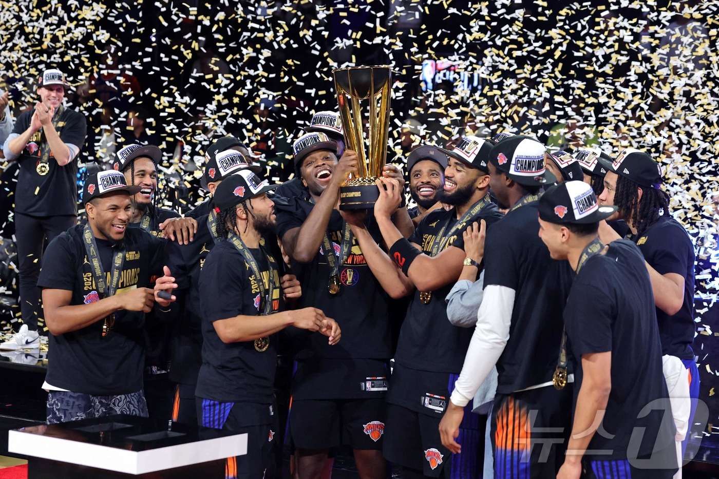 '52년 무관' 끊은 <b>뉴욕</b>, <b>NBA컵</b> 우승 감격…MVP 브런슨