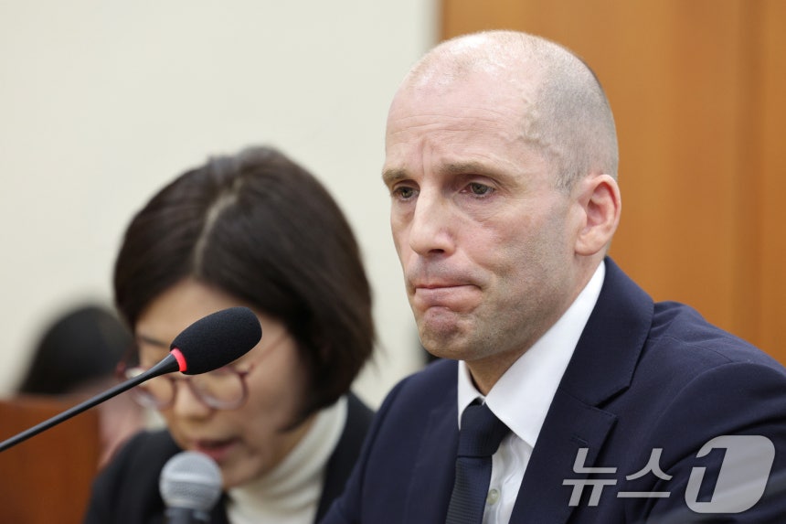 해롤드 로저스 쿠팡 임시 대표가 17일 서울 여의도 국회 과학기술정보방송통신위원회에서 열린 쿠팡 개인정보 유출 사고 관련 청문회에서 의원 질의에 답변하자 통역사가 통역하고 있다. 2025.12.17/뉴스1 ⓒ New