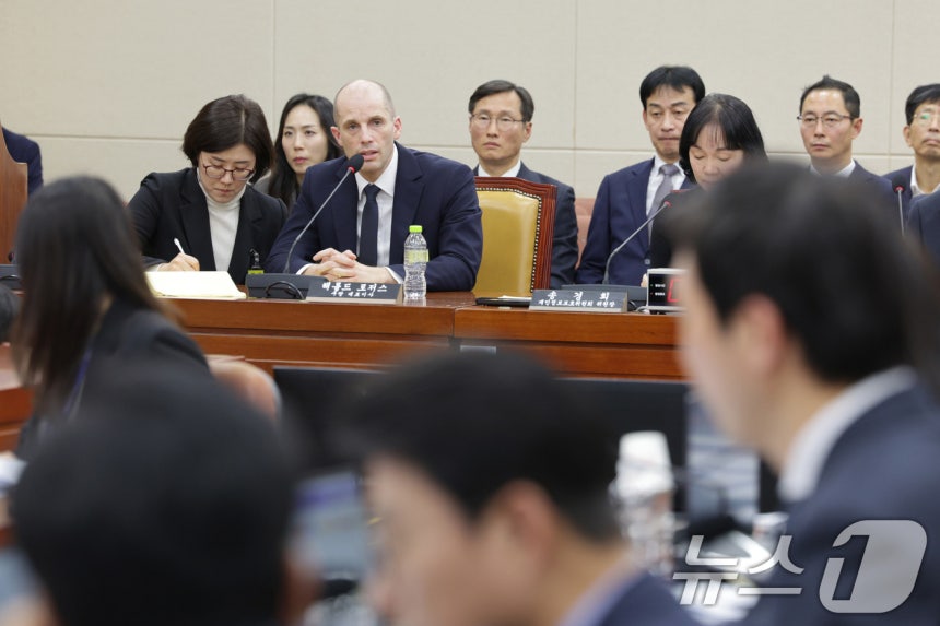 해롤드 로저스 쿠팡 임시 대표가 17일 서울 여의도 국회 과학기술정보방송통신위원회에서 열린 쿠팡 침해사고 관련 청문회에서 의원 질의에 답변하고 있다.2025.12.17/뉴스1 ⓒ News1 신웅수 기자