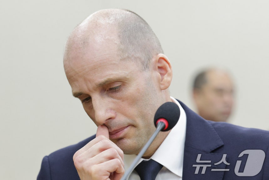 해롤드 로저스 쿠팡 임시 대표가 17일 서울 여의도 국회 과학기술정보방송통신위원회에서 열린 쿠팡 침해사고 관련 청문회에서 의원 질의에 답변하고 있다.2025.12.17/뉴스1 ⓒ News1 신웅수 기자