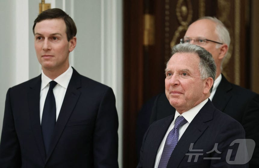 모스크바를 방문한 스티브 위트코프 미국 백악관 특사(오른쪽) 와 트럼프 미국 대통령의 사위 재러드 쿠슈너 전 백악관 선임고문.2025.12.02.ⓒ AFP=뉴스1 ⓒ News1 이지예 객원기자