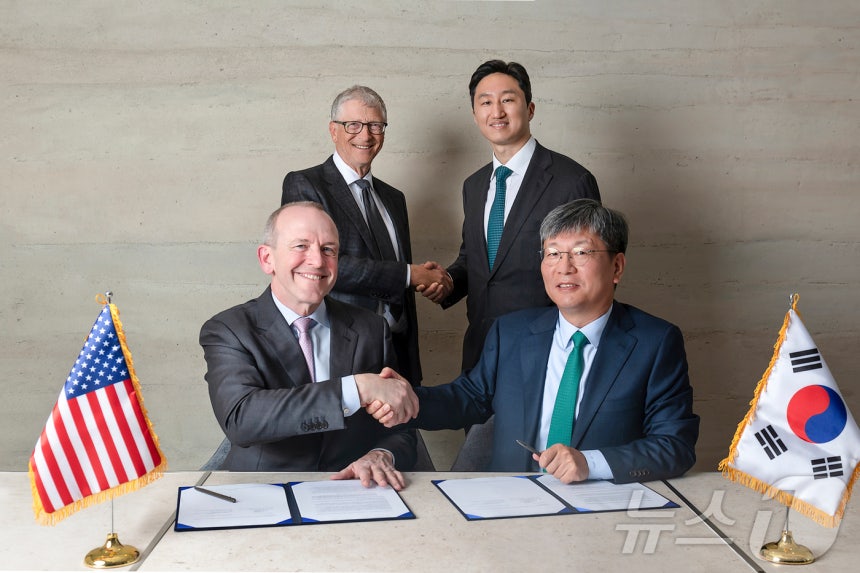 HD현대가 최근 테라파워와‘나트륨 원자로의 상업화를 위한 제조 공급망 확장 전략적 협약’을 체결했다.오른쪽부터 원광식 HD현대중공업 해양에너지사업본부장,정기선 HD현대 수석부회장,빌 게이츠 테라파워 창업자,