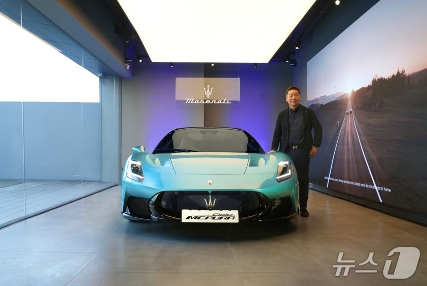 다카유키 기무라 마세라티 코리아 총괄이 17일 서울 용산 전시장에서 열린 기자 간담회에서 마세라티 신형 미드십 스포츠카 'MC푸라(PURA)'를 국내 최초로 공개한 뒤 기념 사진을 촬영한 모습(마세라티 코리아 제공)