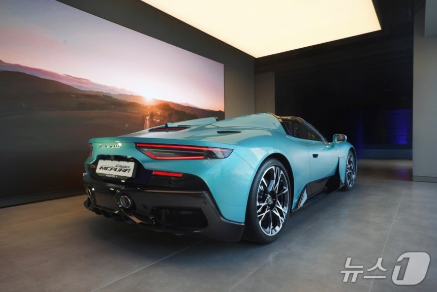 17일 서울 용산 마세라티 전시장에서 열린 기자 간담회에서 마세라티 신형 미드십 스포츠카 'MC푸라(PURA)'가 국내 최초로 공개된 모습(마세라티 코리아 제공). 2025.12.17.