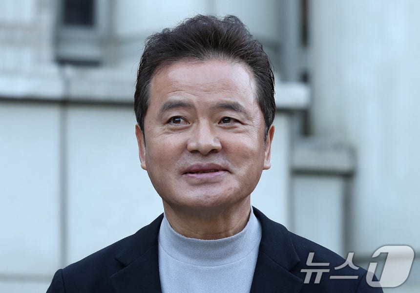 임종성 전 의원이 18일 서울 서초구 서울고법에서 열린 정당법 위반 2심 선고에서 무죄를 선고 받은 뒤 취재진 질문에 답하고 있다.지난 2021년 일명 '더불어민주당 전당대회 돈봉투 수수 의혹'으로 재판에 넘겨진 