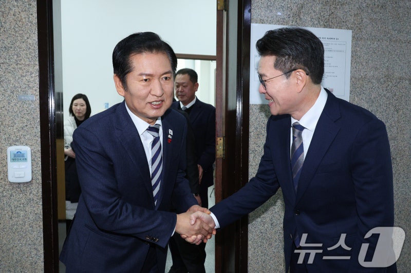 <b>정원오</b>, <b>정청래</b>와 <b>면담</b> "오세훈과 접전, 상당히 무겁게 느껴"
