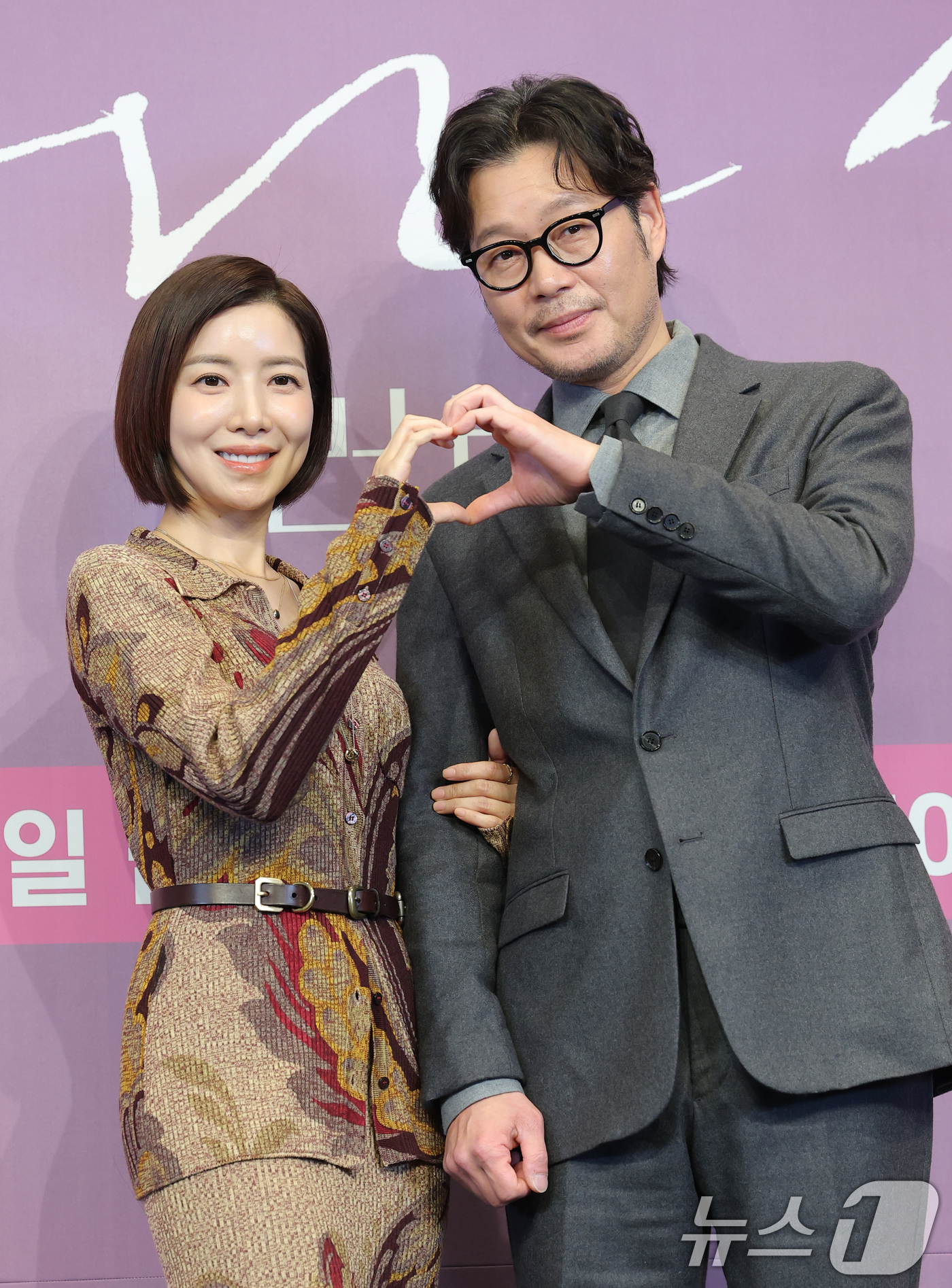 유재명·윤세아, '비숲' 이어 '<b>러브미</b>' 재회…"<b>멜로</b>신 넣어달라 강력 요...