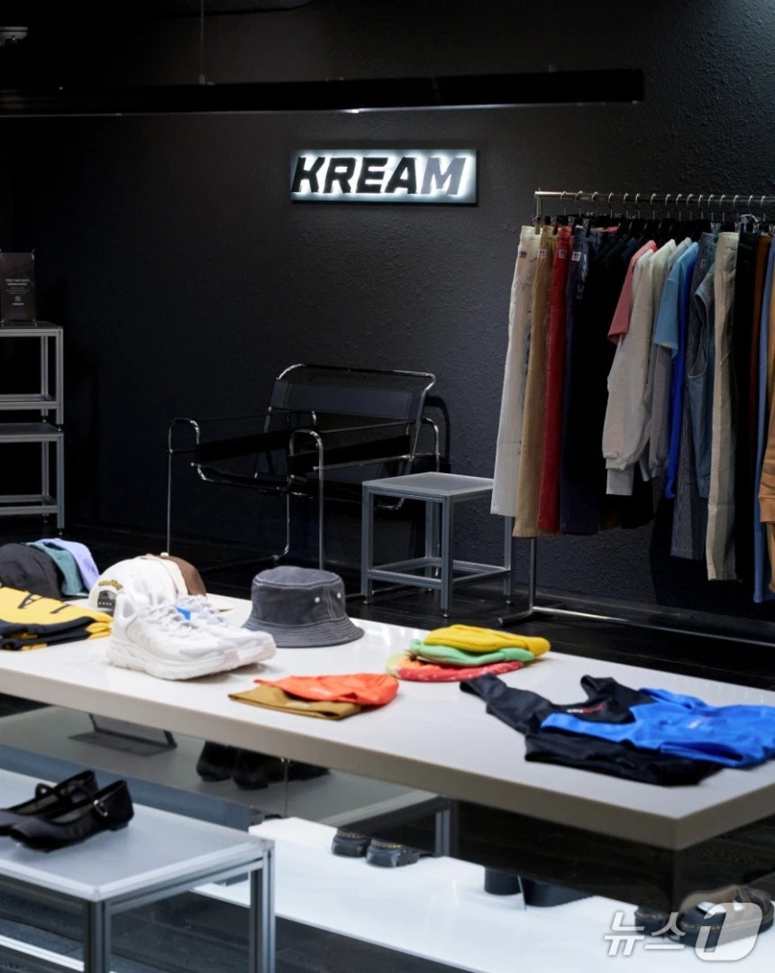 크림의 두 번째 오프라인 스토어 '크림 홍대 스토어' 내부 전경 (크림 제공)