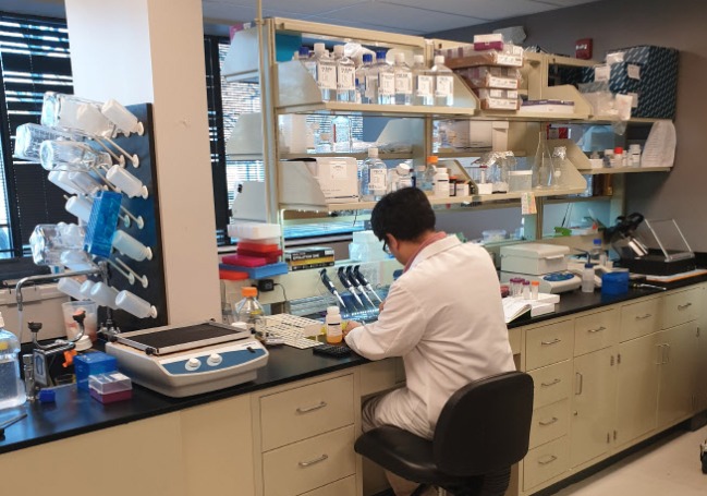 에스티큐브 연구원이 물질 분석을 하고 있다.(에스티큐브 제공)/뉴스1