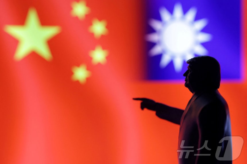 3D 프린터로 제작된 도널드 트럼프 미국 대통령 모형 뒤로 중국 오성홍기와 대만 청천백일만지홍기가 보이는 일러스트.2025.07.23 ⓒ 로이터=뉴스1 ⓒ News1 김지완 기자