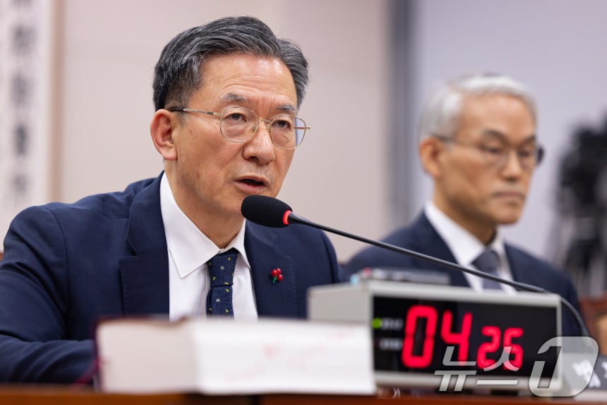 정성호 법무부 장관이 18일 서울 여의도 국회에서 열린 제430회 국회(임시회) 법제사법위원회 제2차 전체회의에서 의원 질의에 답하고 있다.2025.12.18/뉴스1 ⓒ News1 유승관 기자