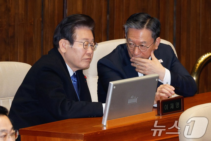 이재명 더불어민주당 대표(왼쪽)와 정성호 의원이 13일 오후 서울 여의도 국회에서 열린 제419회국회(임시회) 제3차 본회의에서 윤석열 대통령 위헌적 비상계엄 선포 내란행위 관련 긴급현안질문을 들으며 대화하고 있다.