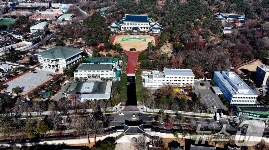 이재명 정부가 3년 7개월간 이어진 용산 대통령실을 떠나 청와대로 복귀한다.대통령실은 청와대로 순차 이전을 진행 중이며 이달 말까지 이전을 마칠 계획이다.사진은 18일 서울 종로구 청와대의 모습.2025.12.