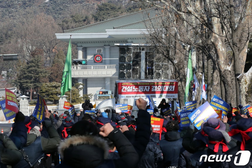 민주노총 건설노조 조합원들이 20일 오전 서울 종로구 청와대 사랑채 앞에서 열린 '건설노동자 결의대회'에서 구호를 외치고 있다.건설노조는 이날 결의대회를 통해 '중대재해처벌법 강화와 건설안전특별법 제정'등을 촉구했