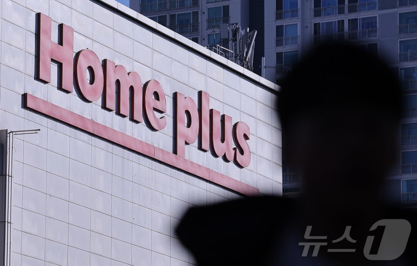 국내 유통업계가 홈플러스에 납품할 물량을 줄이거나 아예 중단하는 등 '홈플러스 엑소더스' 현상을 보이고 있다.7일 관련 업계에 따르면 아모레퍼시픽과 삼양식품은 올해 하반기부터 홈플러스에 대한 납품을 중단했다.사진
