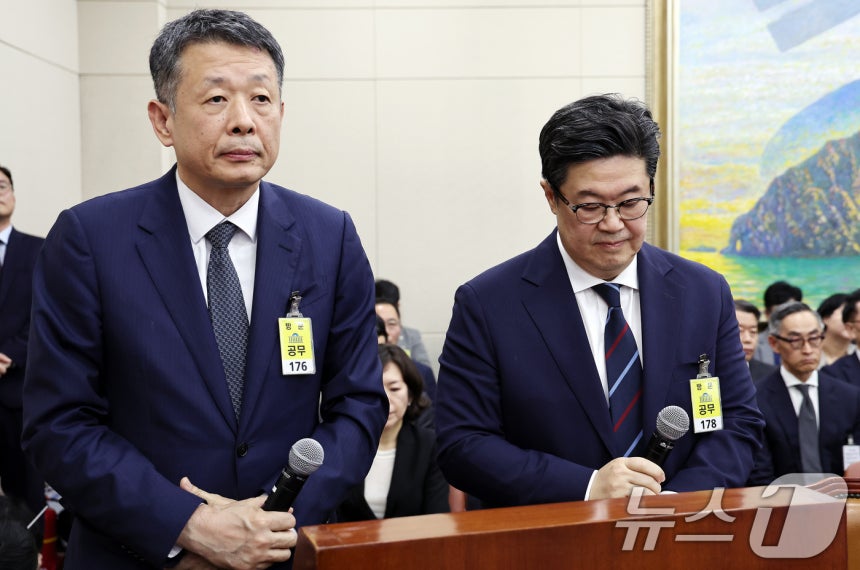 김광일 홈플러스 대표이사(왼쪽)와 김병주 MBK파트너스 회장이 4일 오후 서울 여의도 국회에서 열린 정무위원회 국정감사에 증인으로 출석해 의원들의 질의를 듣고 있다.2025.10.14/뉴스1 ⓒ News1 구윤성 