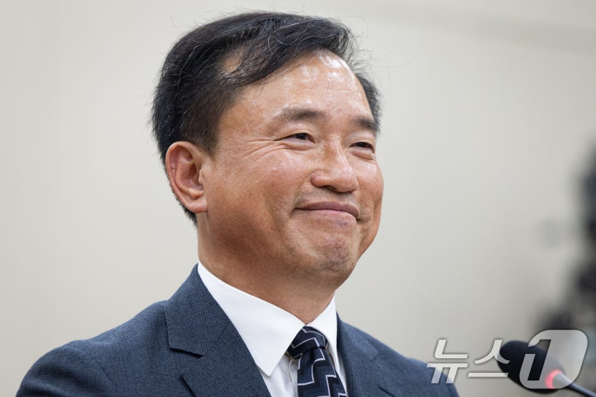 김종철 방송미디어통신위원회 위원장 후보자가 16일 서울 여의도 국회에서 열린 인사청문회에서 미소 짓고 있다.2025.12.16/뉴스1 ⓒ News1 유승관 기자