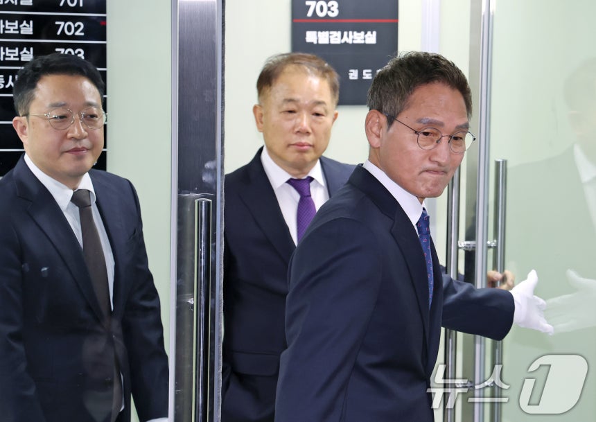 '관봉권 띠지 폐기 의혹'과 '쿠팡 퇴직금 불기소 외압 의혹'을 수사하는 안권섭 특별검사(오른쪽)가 6일 서울 서초구에 마련된 특검 사무실에서 열린 현판식을 마친 뒤 사무실로 들어가고 있다.2025.12.6/뉴스1