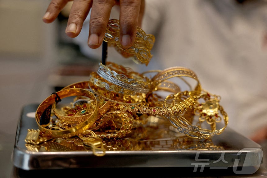 인도 아마다바드의 한 매장에서 금 세공인이 금 장신구를 저울에 달고 있다.2025.07.31.ⓒ 로이터=뉴스1 ⓒ News1 양은하 기자