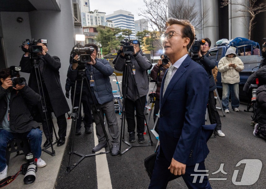 통일교 금품수수 의혹을 받는 전재수 전 해양수산부 장관이 19일 서울 서대문구 경찰청 국가수사본부로 조사받기 위해 출석하고 있다.(공동취재) 2025.12.19/뉴스1 ⓒ News1 이호윤 기자