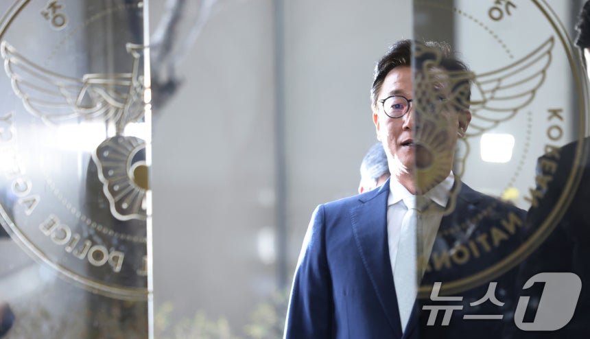 통일교 금품수수 의혹을 받는 전재수 전 해양수산부 장관이 19일 서울 서대문구 경찰청 국가수사본부로 조사받기 위해 출석하고 있다.(공동취재) 2025.12.19/뉴스1 ⓒ News1 이호윤 기자