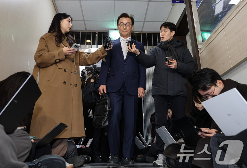 통일교 금품수수 의혹을 받는 전재수 전 해양수산부 장관이 19일 서울 서대문구 경찰청 국가수사본부로 조사받기 위해 출석하고 있다.(공동취재) 2025.12.19/뉴스1 ⓒ News1 이호윤 기자