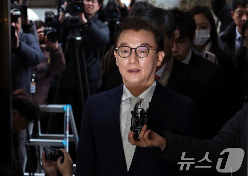 통일교 금품수수 의혹을 받는 전재수 전 해양수산부 장관이 19일 서울 서대문구 경찰청 국가수사본부로 조사받기 전 기자들 앞에서 발언하고 있다.(공동취재) 2025.12.19/뉴스1 ⓒ News1 이호윤 기자