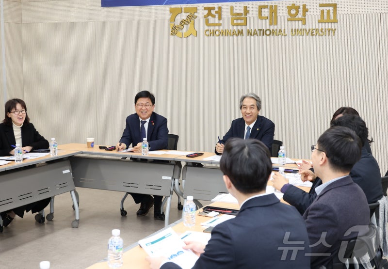 최교진 장관, '<b>지방대학 육성</b> 현장 <b>간담회</b>' 참석