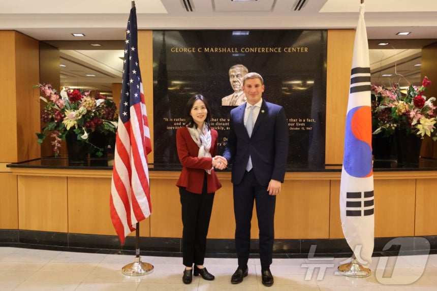 김진아 외교부 제2차관이 지난 10일(현지시간) 미국 워싱턴에서 열린 '제10차 한미 고위급 경제협의회'에서 제이콥 헬버그 미 국무부 경제차관과 기념 촬영하고 있다(사진은 기사 내용과 관계 없음) (외교부 제공.재