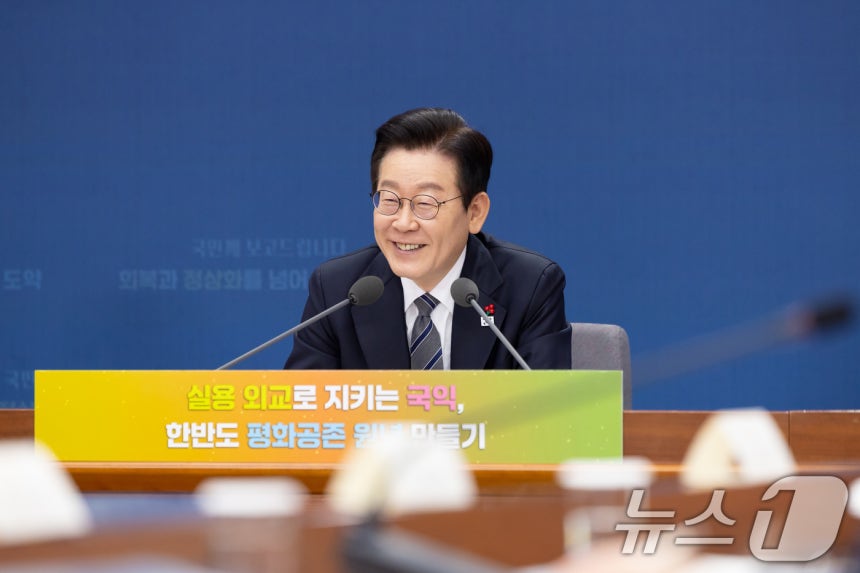 이재명 대통령이 19일 서울 종로구 정부서울청사 별관에서 열린 외교부(재외동포청)·통일부 업무보고에서 발언하고 있다. (대통령실 제공. 재판매 및 DB 금지) 2025.12.19/